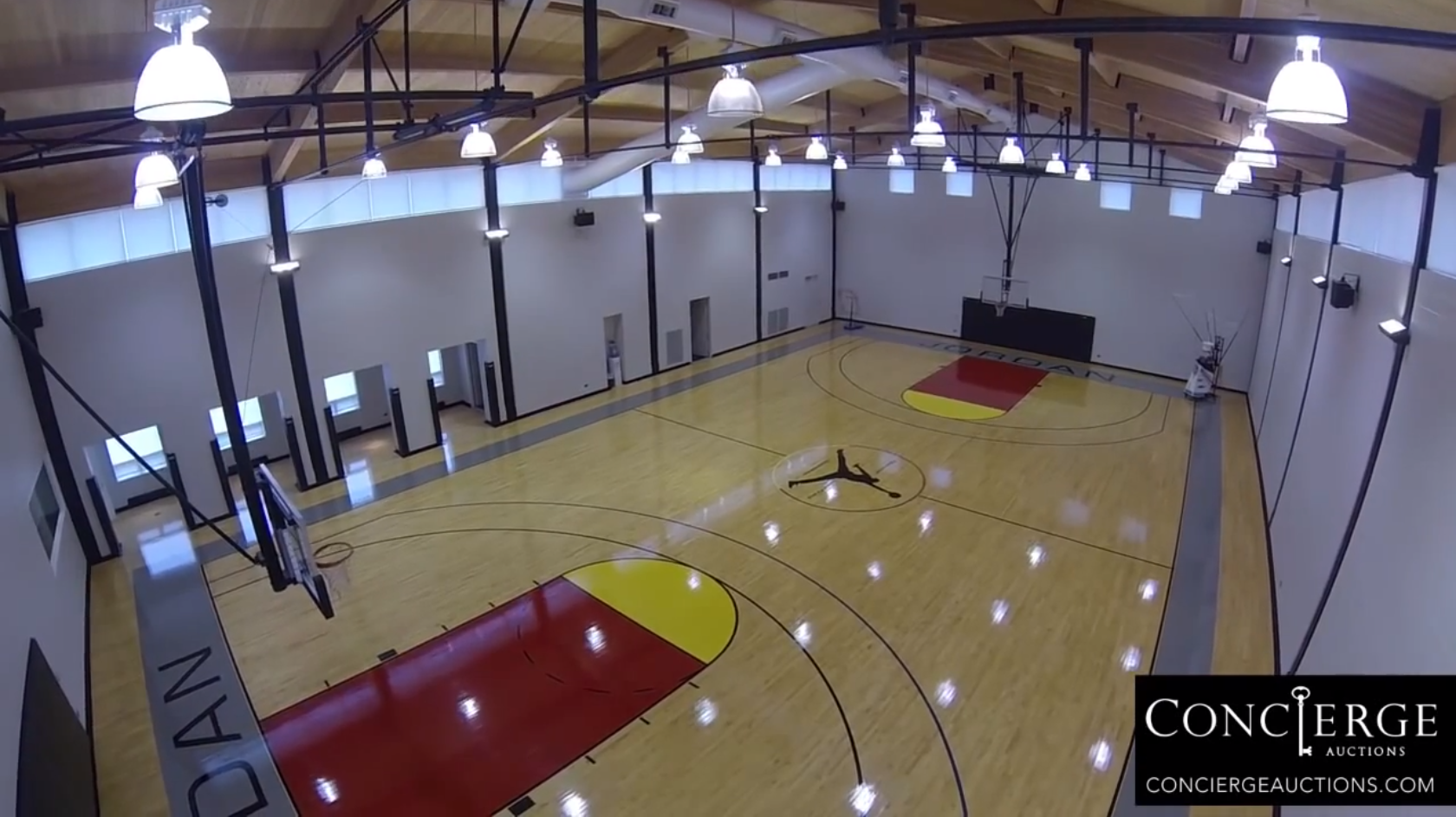 Jordan som gammalt basketproffs har låtit sig bygga en helt egen baskethall. Rätt givet.
